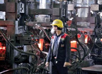 Iran’s Industrial Output Slumps Amid Policy, Energy Challenges